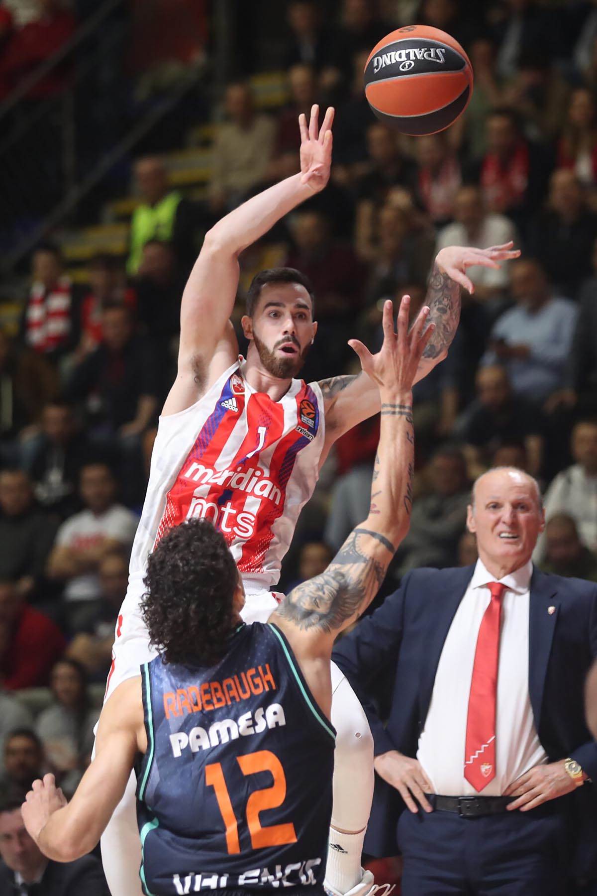 Crvena zvezda pobedila Valensiju pomogla i Partizanu