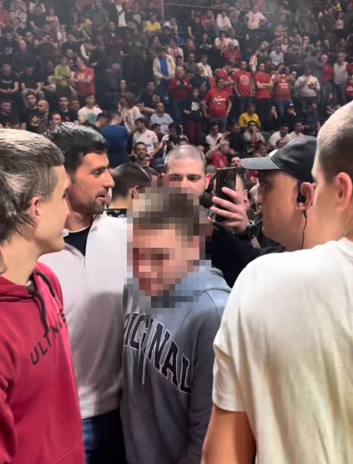 Novak Đoković daje novac dečaku