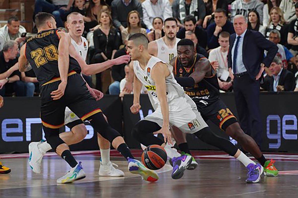 Igrači Partizana slave sa navijačima u Monaku video snimak