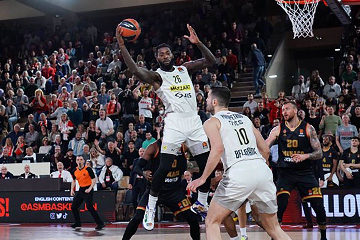 Igrači Partizana slave sa navijačima u Monaku video snimak