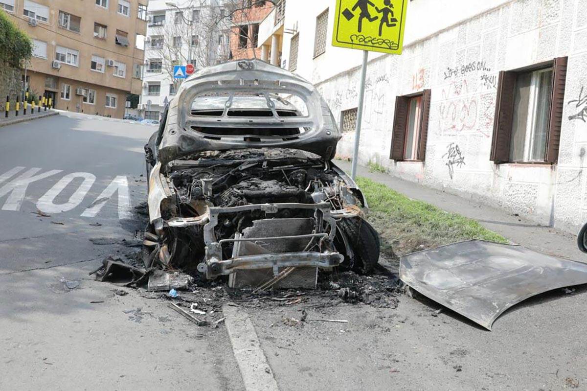 SNIMCI UNIŠTENOG AUTOMOBILA ČELNIKA SRPSKOG SPORTA (4).jpg
