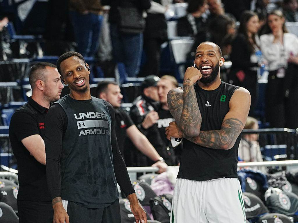 Džejms Naneli da li ostaje u Partizanu navijači ga ubeđuju