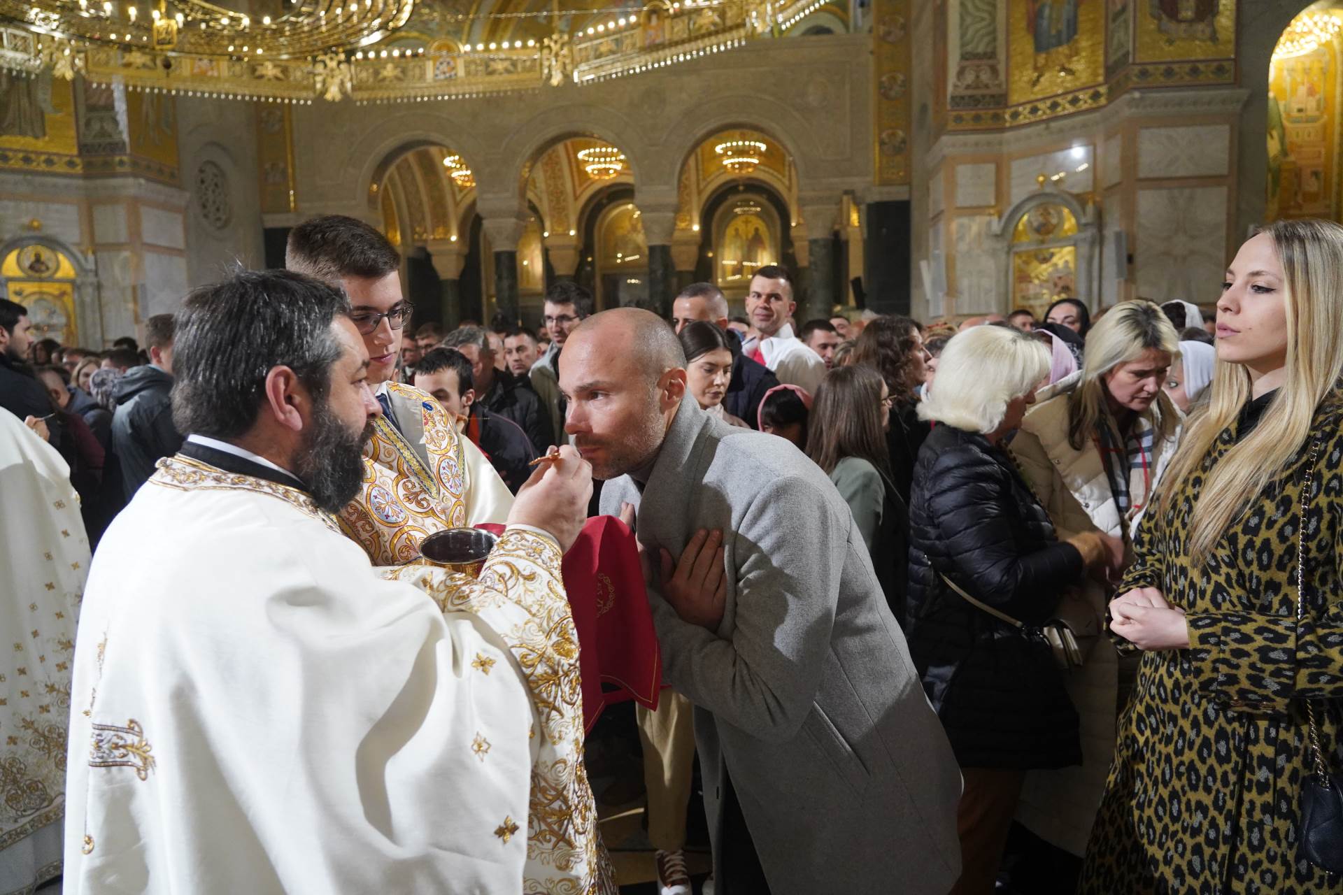 vaskršnja liturgija Hram Svetog Save6.JPG