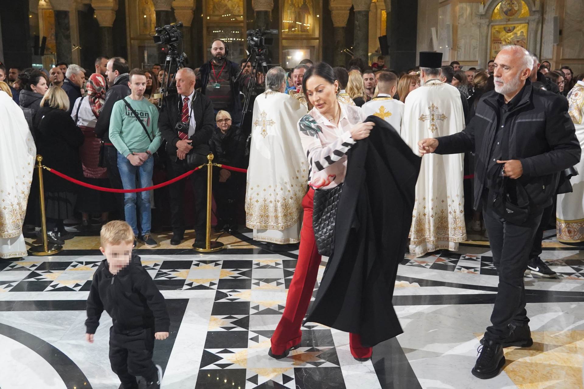 vaskršnja liturgija Hram Svetog Save5.JPG