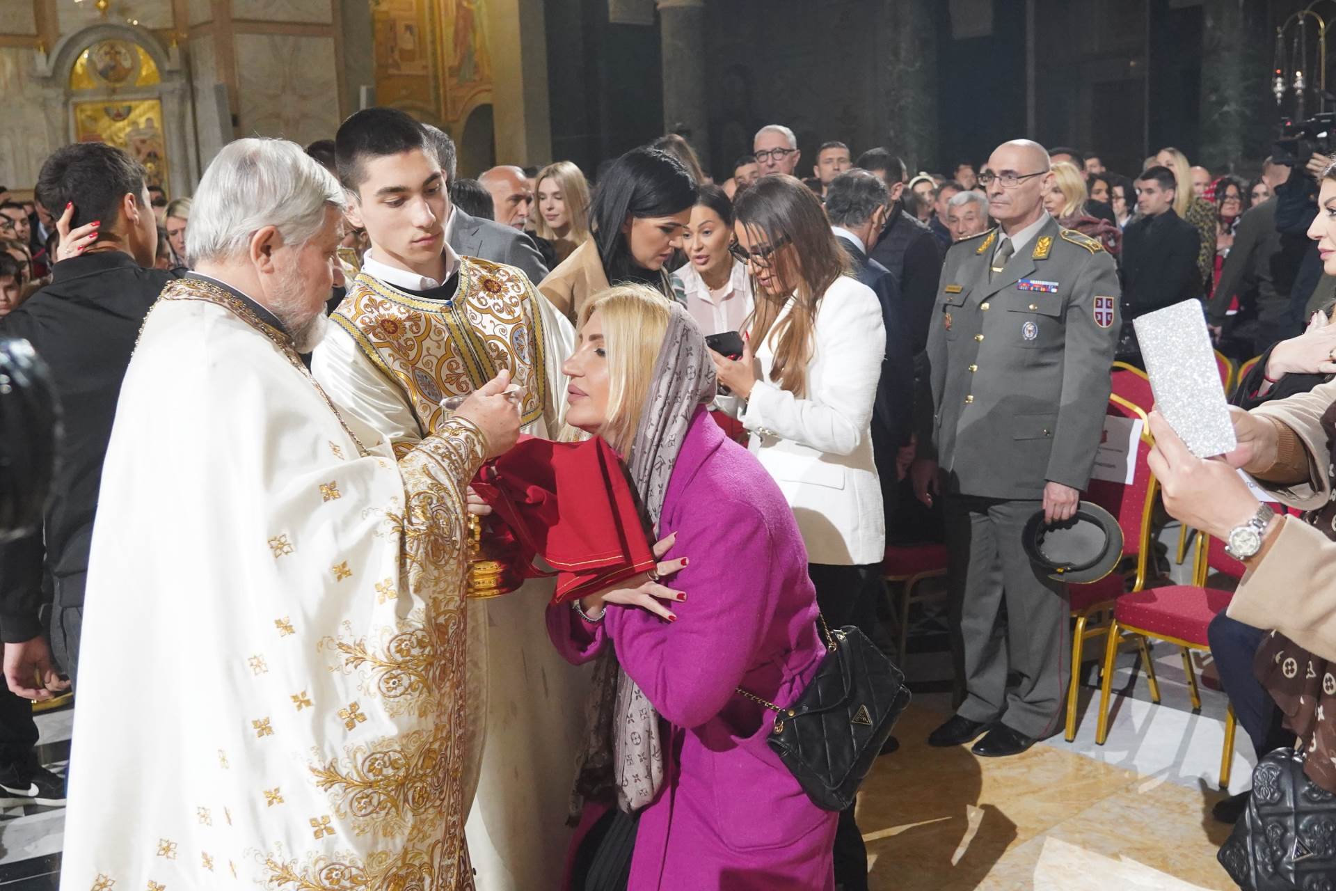 vaskršnja liturgija Hram Svetog Save.JPG