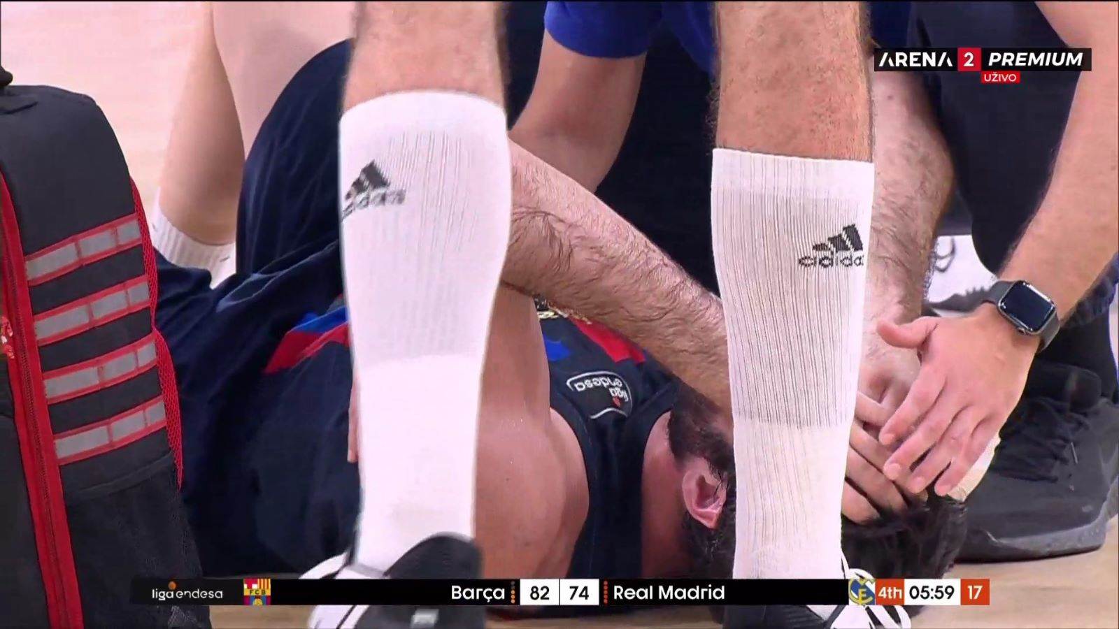 povreda Aleks Abrines na Barselona - Real Madrid (7).jpeg