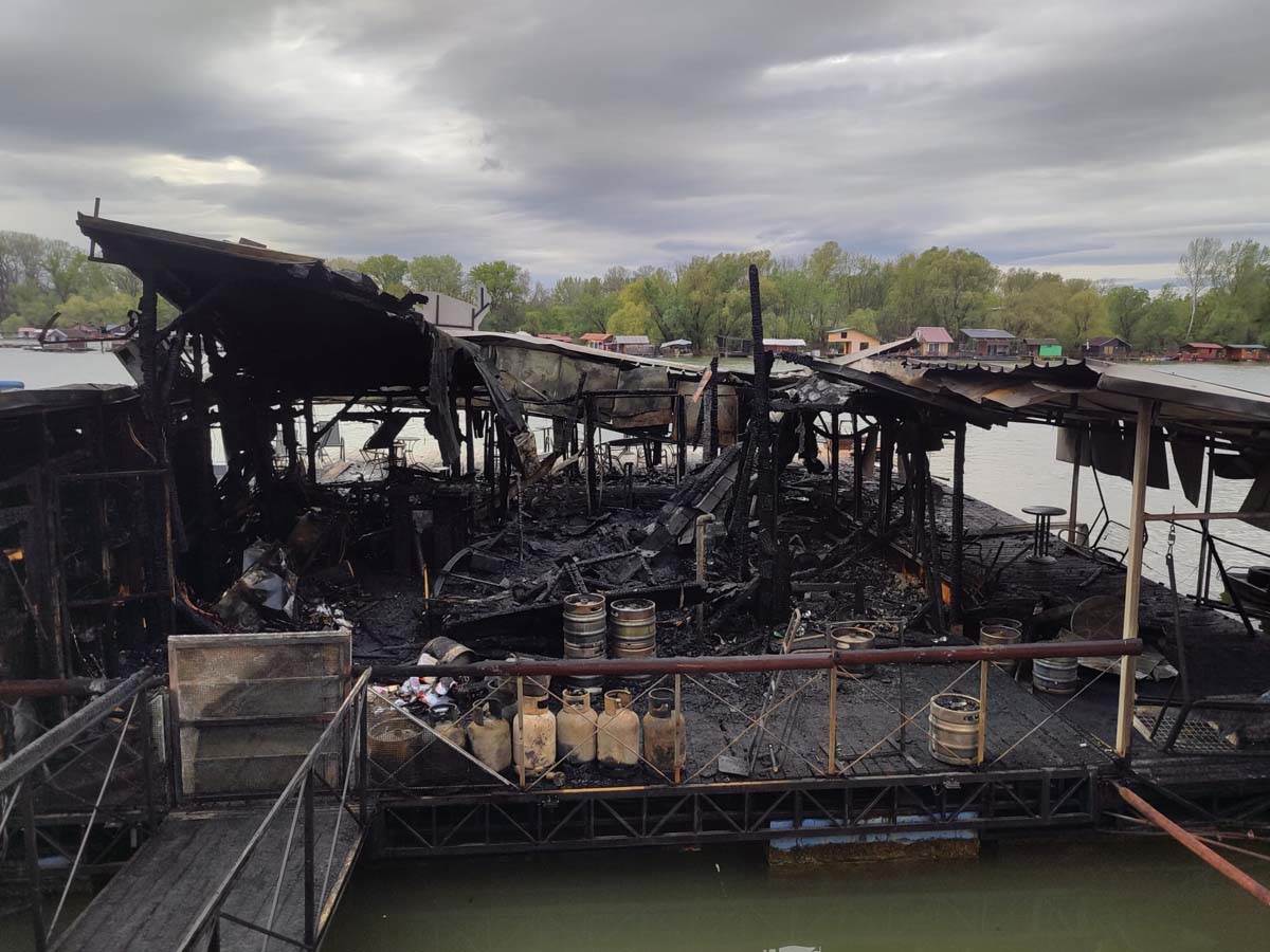 Tuča na splavu na kom je izbio požar na Savskom keju u Beogradu