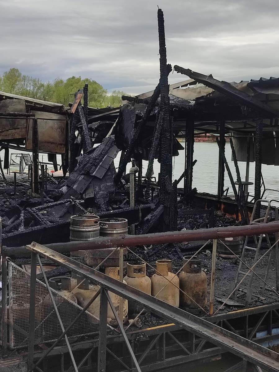 Tuča na splavu na kom je izbio požar na Savskom keju u Beogradu