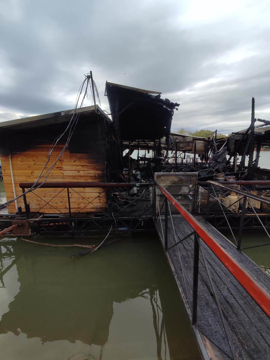 Tuča na splavu na kom je izbio požar na Savskom keju u Beogradu