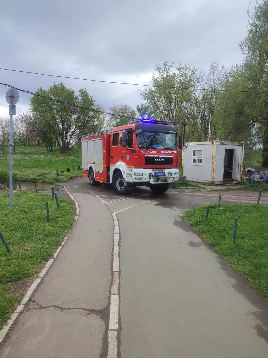 Tuča na splavu na kom je izbio požar na Savskom keju u Beogradu