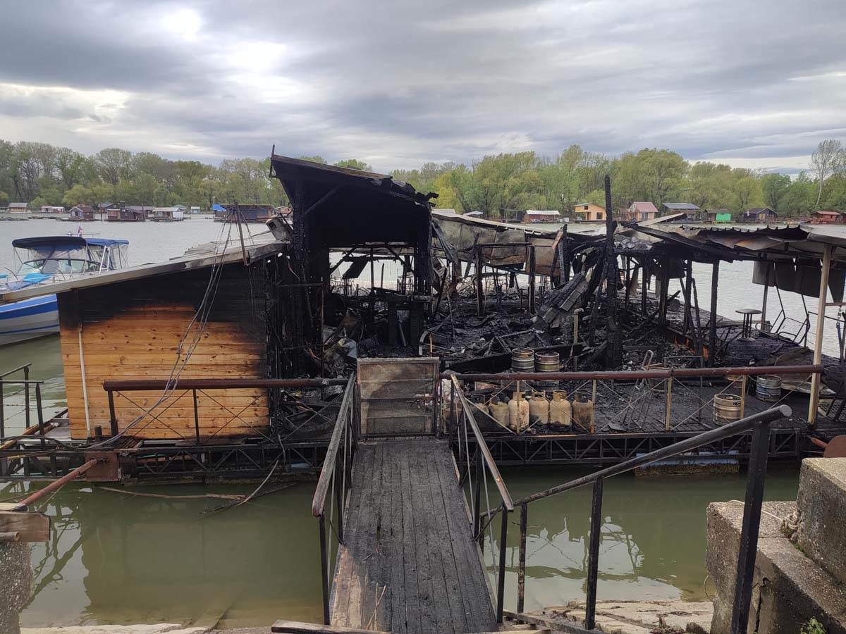 Tuča na splavu na kom je izbio požar na Savskom keju u Beogradu