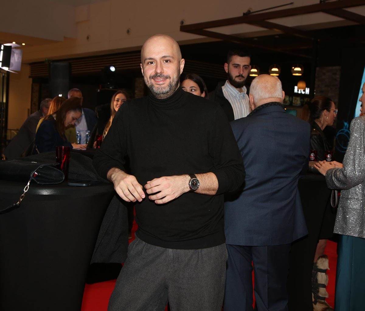 Miloš Biković s devojkom i mamom na premijeri filma Izazov
