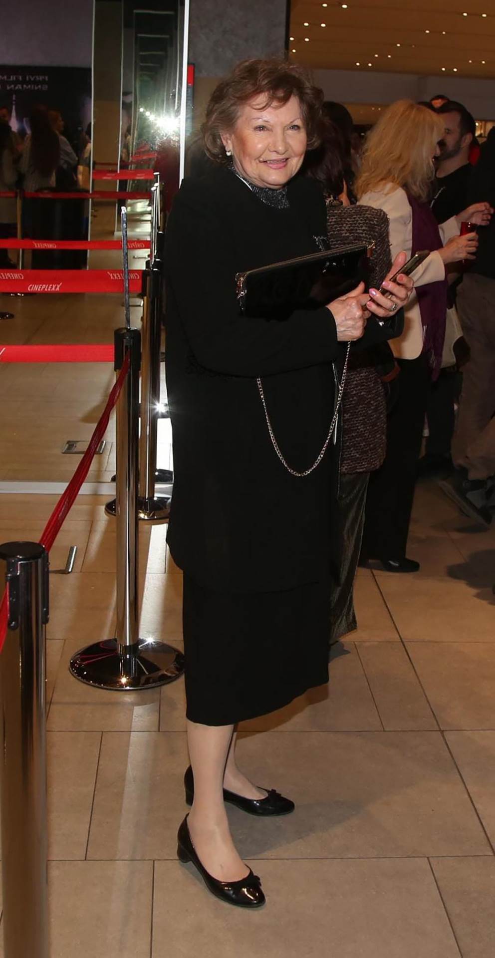 Miloš Biković s devojkom i mamom na premijeri filma Izazov