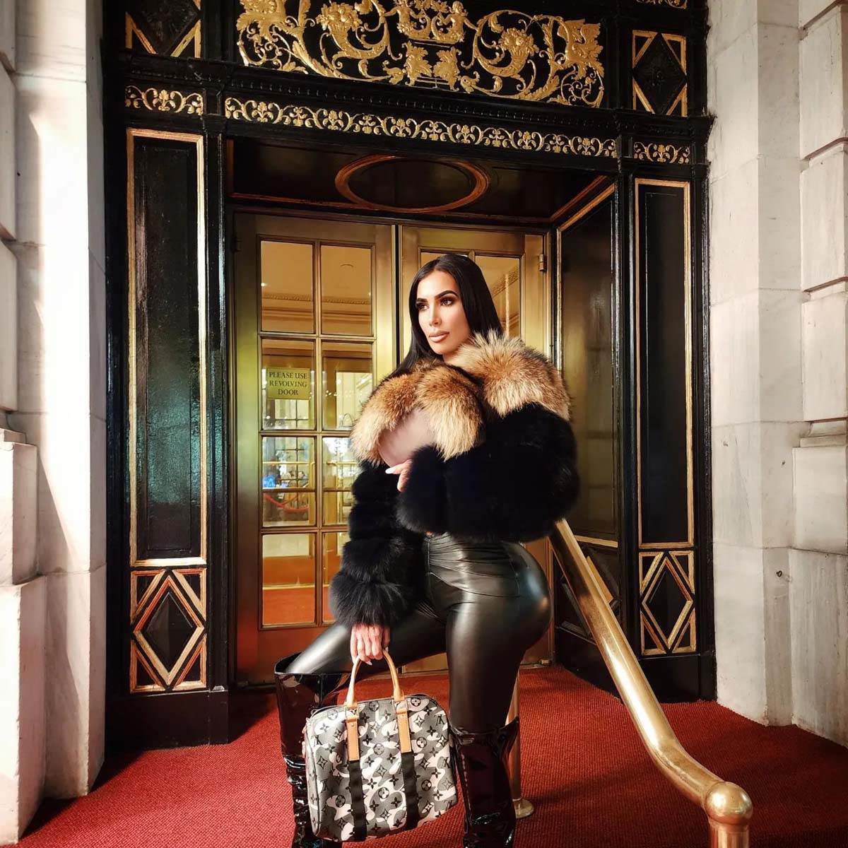 Dvojnica Kim Kardašijan (4).jpg