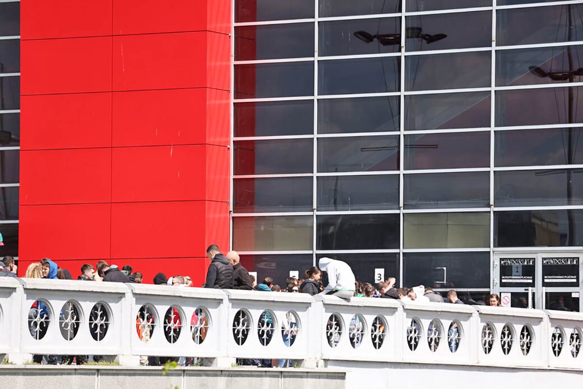 Navijači Partizana ispred Arene (5).jpg