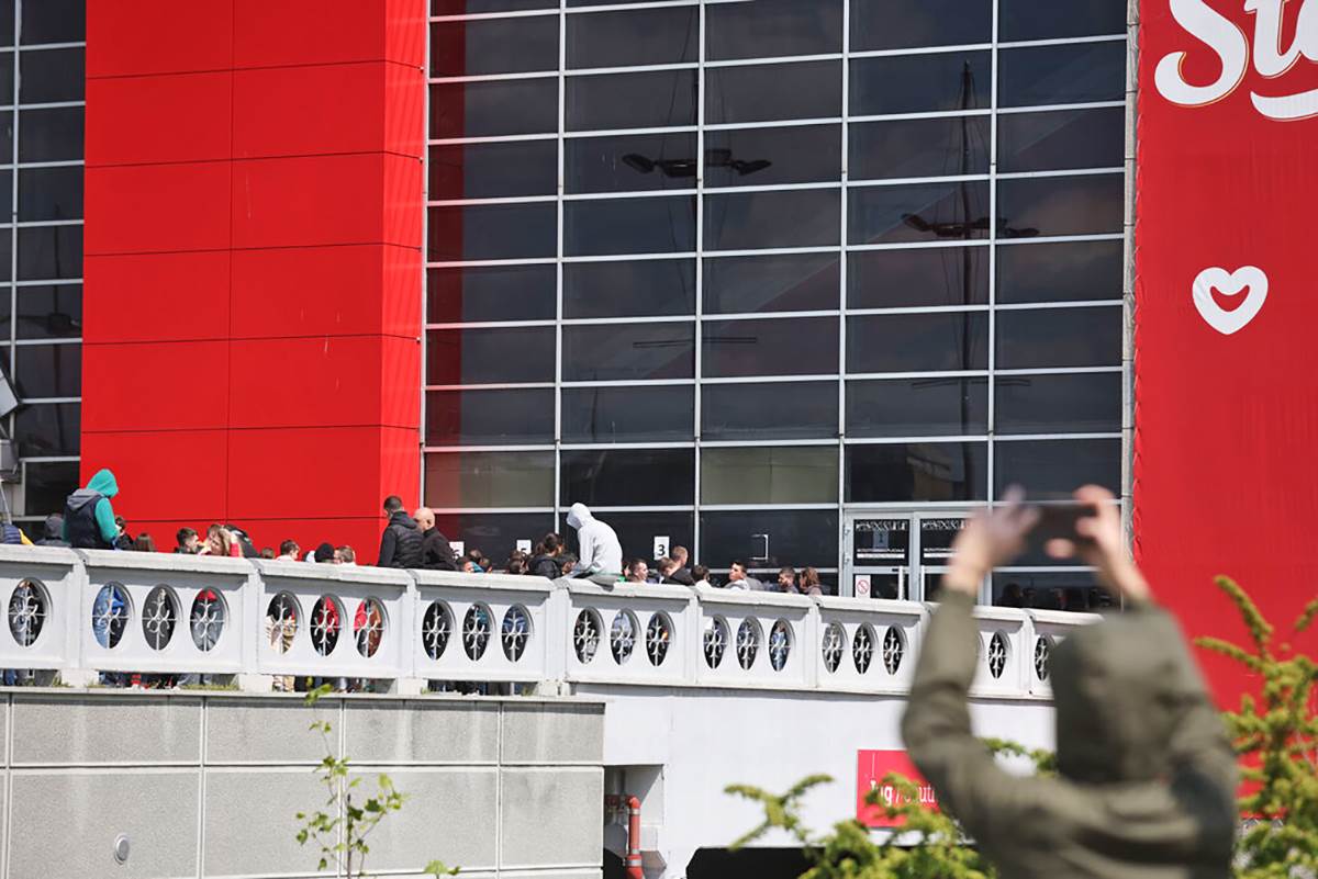 Navijači Partizana ispred Arene (6).jpg