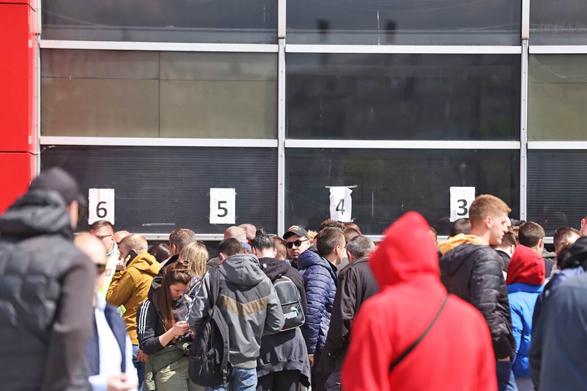 Navijači Partizana ispred Arene (7).jpg