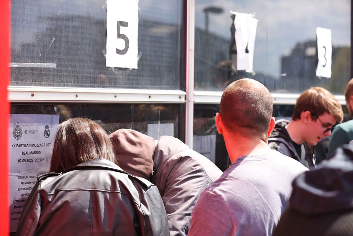 Navijači Partizana ispred Arene (1).jpg