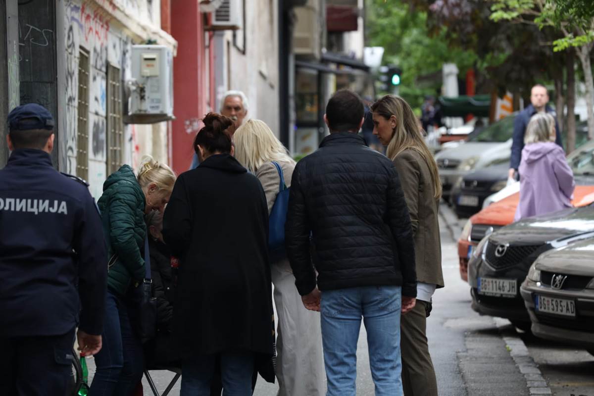 Hitna pomoć kod škole na Vračaru (3).jpg