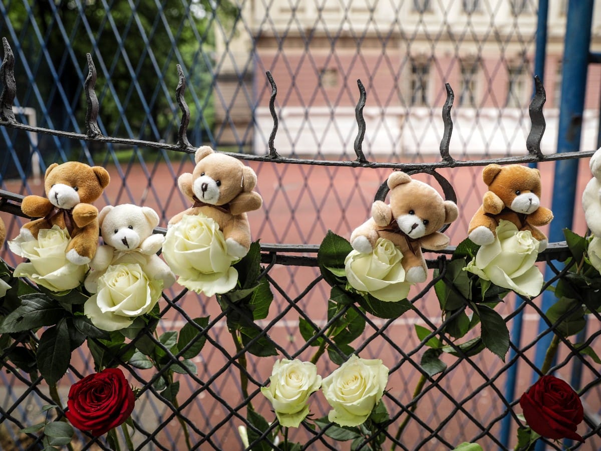 Djaci srednjih skola dolaze da upale svece (2).jpg