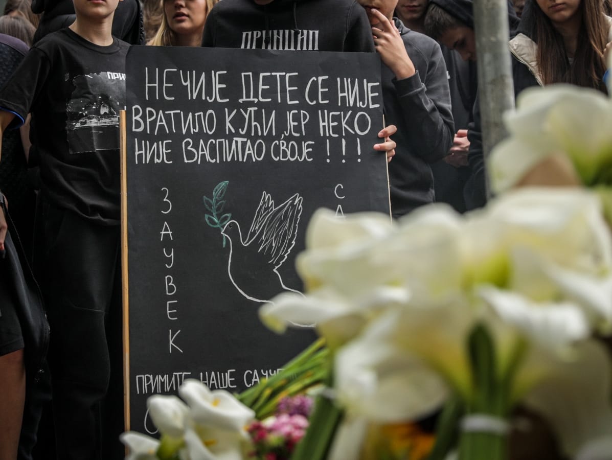 Stanje upucane dece i nastavnice 