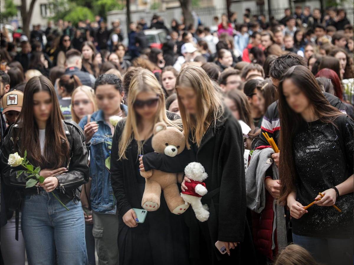 Djaci srednjih skola dolaze da upale svece.png