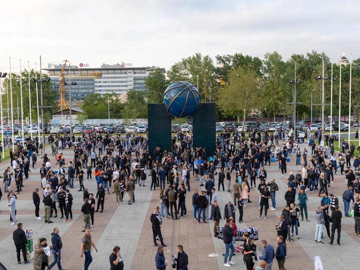 Navijaci ispred arene  (2).jpg