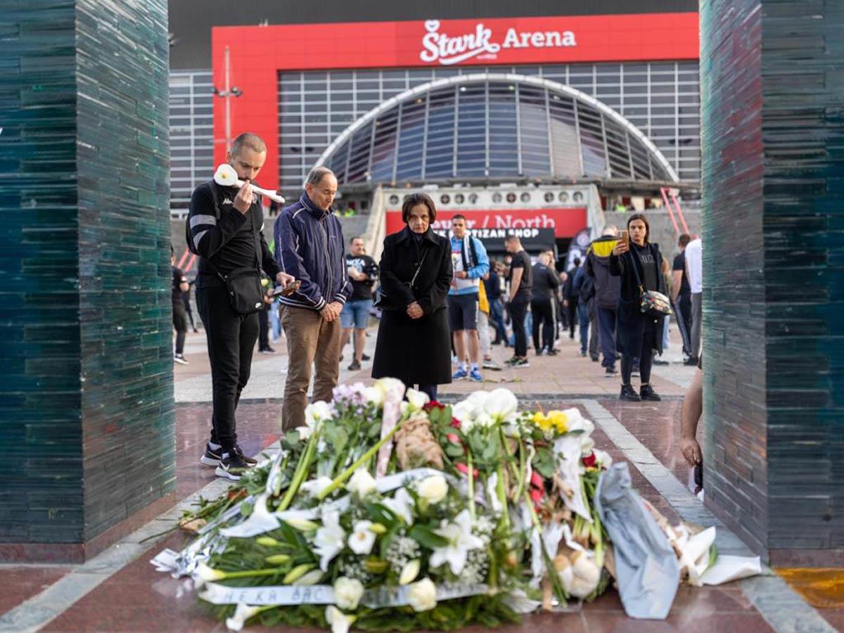 Navijaci ispred arene  (3).jpg