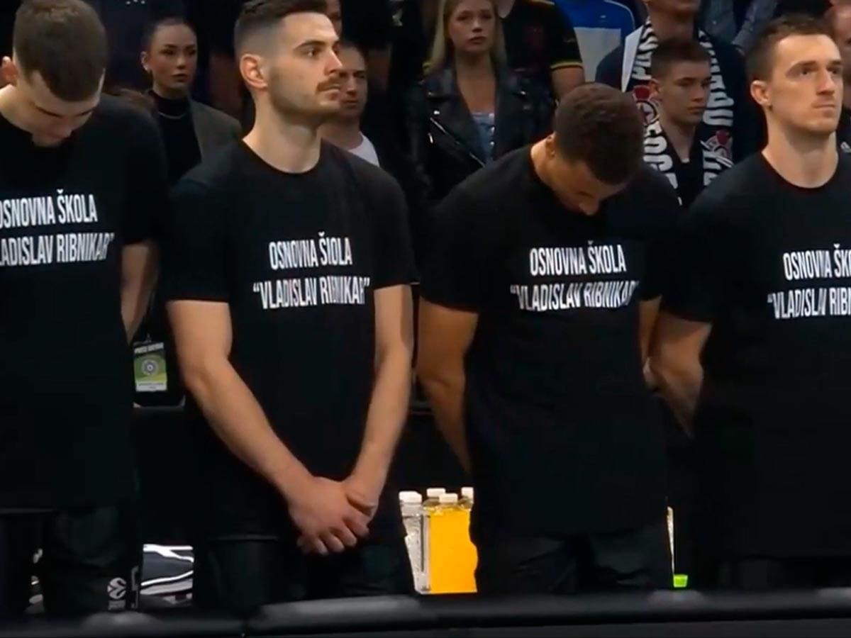 Fanovi odaju pocast.jpg