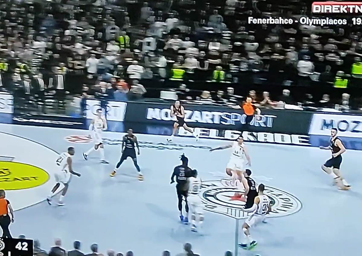 Partizan igrao napad sa sest igraca c.png