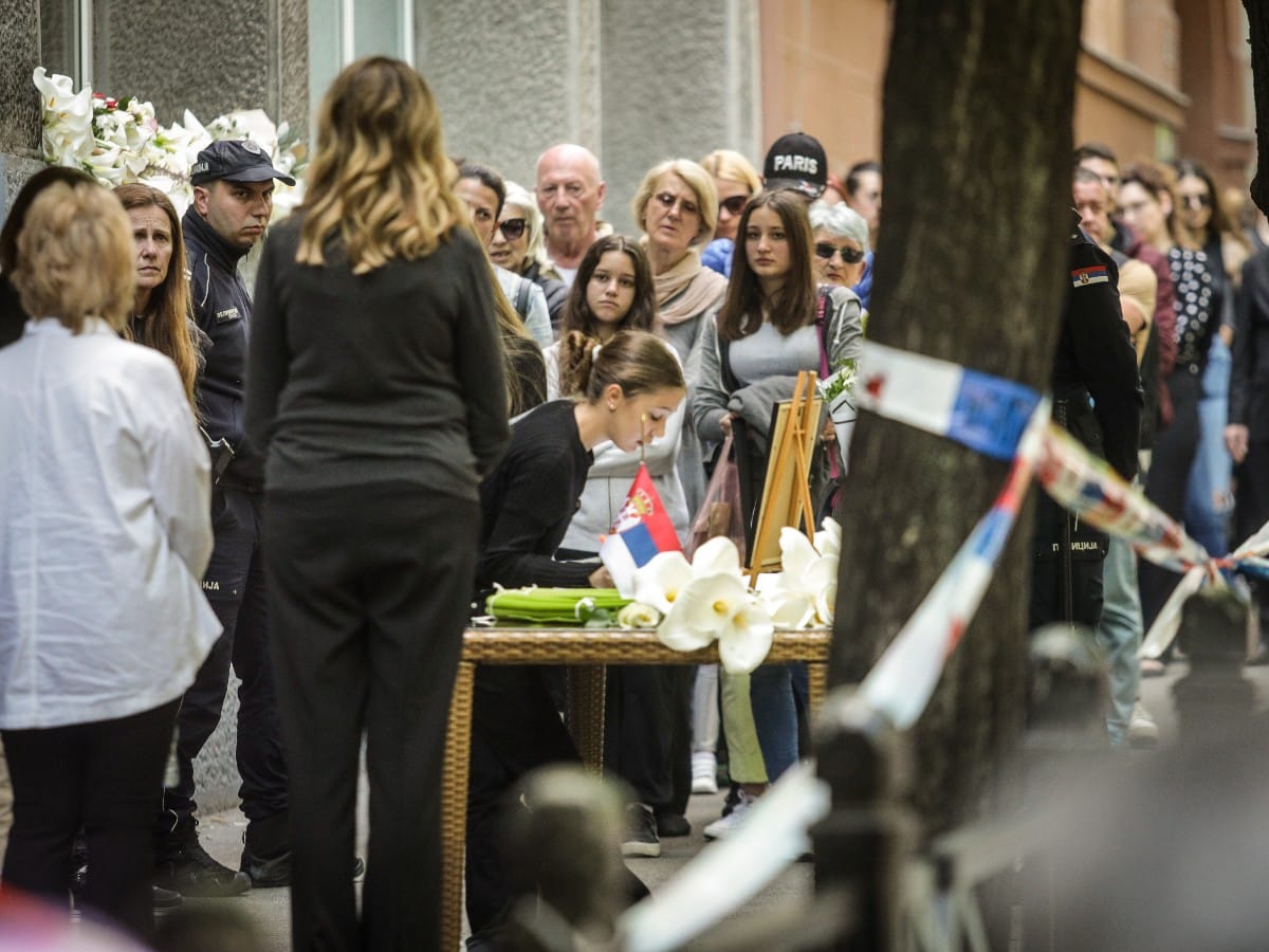 Upisivanje u knjigu žalosti, škola Vladislav Ribnikar (3).jpeg