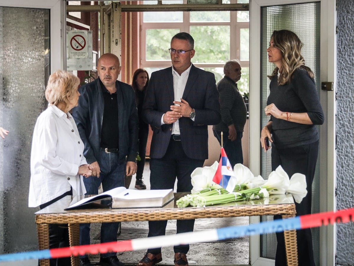 Upisivanje u knjigu žalosti, škola Vladislav Ribnikar (5).jpeg