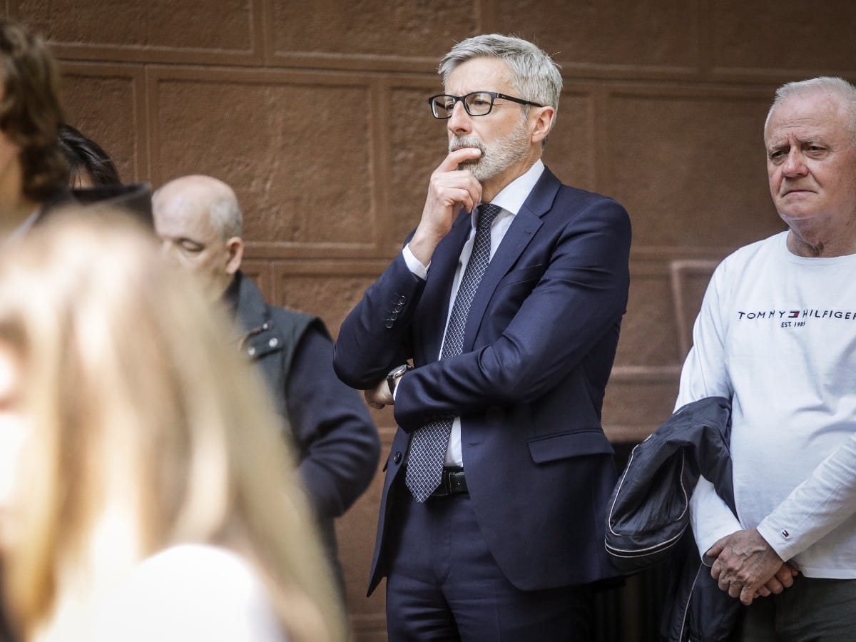 Upisivanje u knjigu žalosti, škola Vladislav Ribnikar (6).jpeg