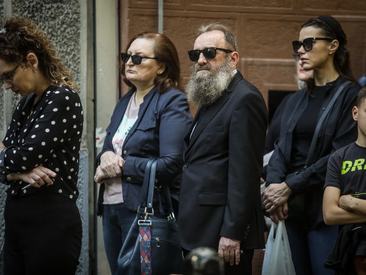 Upisivanje u knjigu žalosti, škola Vladislav Ribnikar (8).jpeg