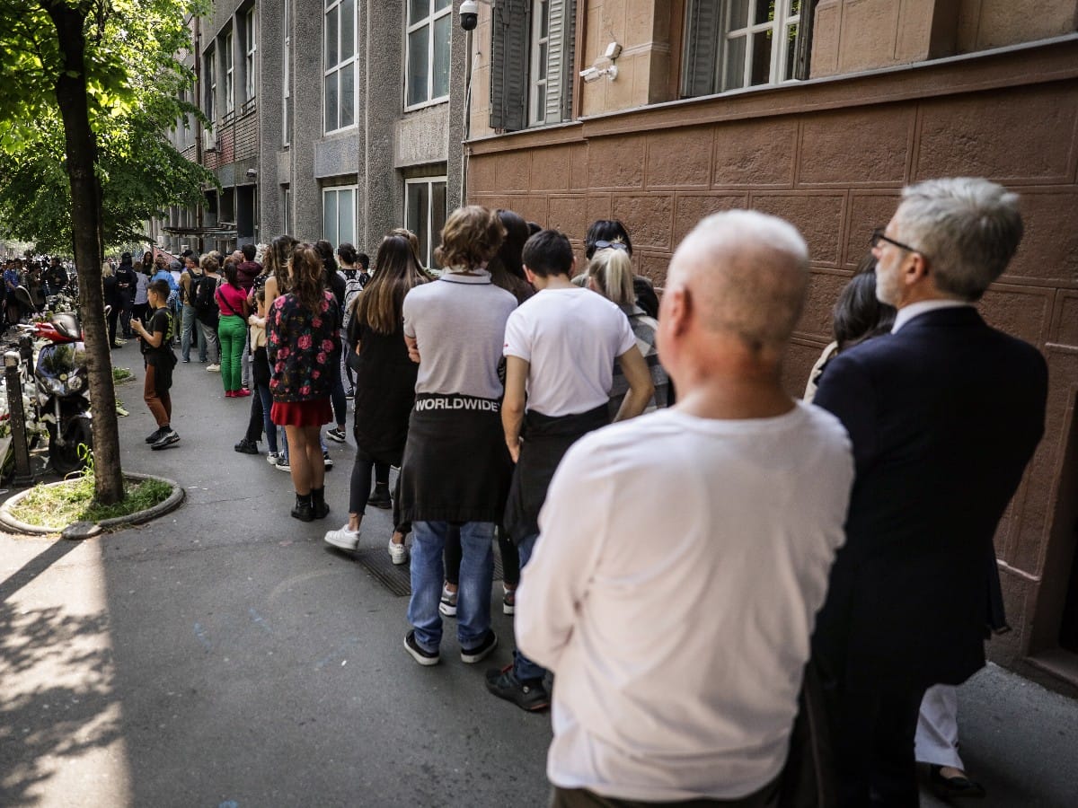 Upisivanje u knjigu žalosti, škola Vladislav Ribnikar (9).jpeg