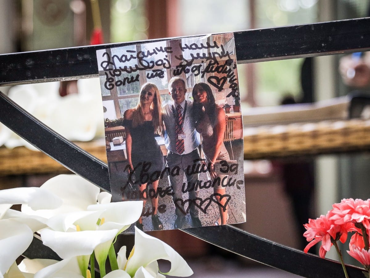 Upisivanje u knjigu žalosti, škola Vladislav Ribnikar (13).jpeg