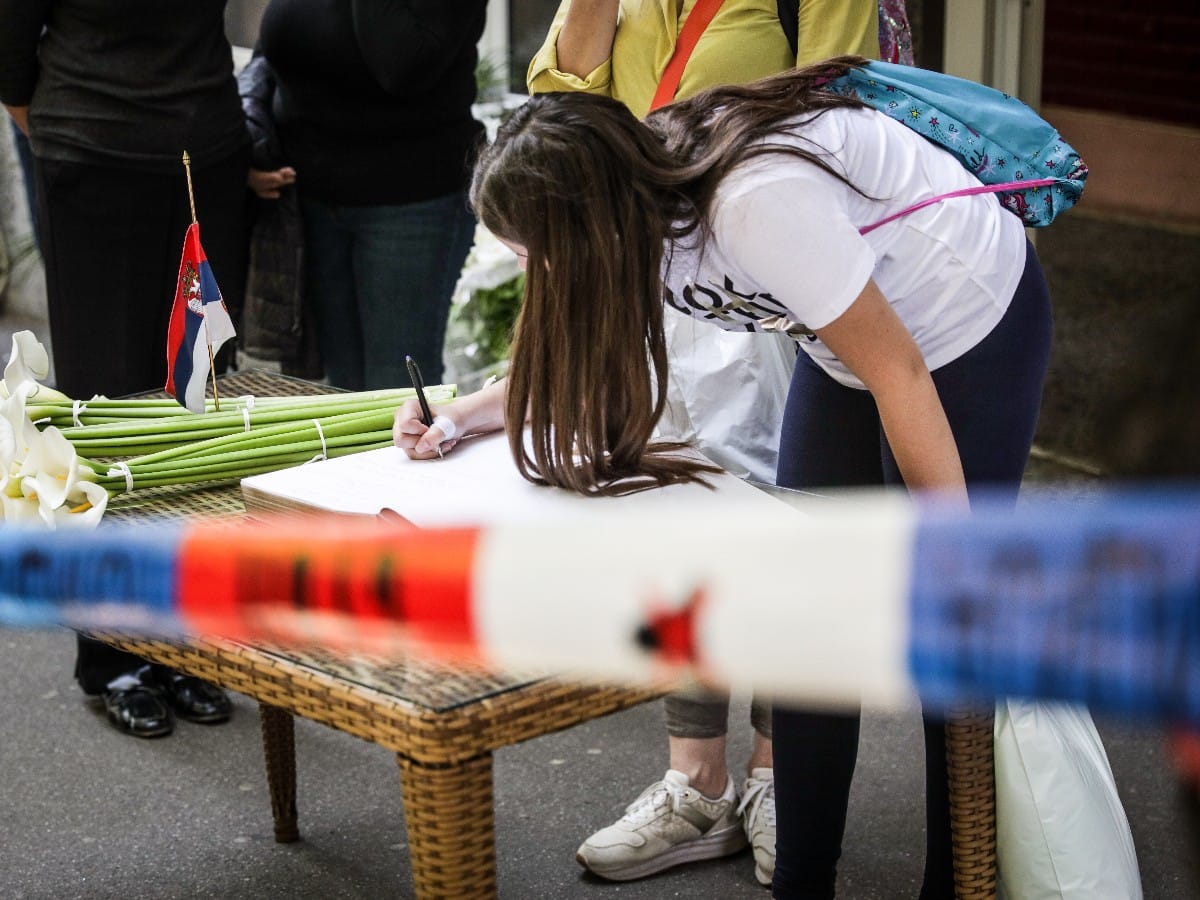 Upisivanje u knjigu žalosti, škola Vladislav Ribnikar (14).jpeg