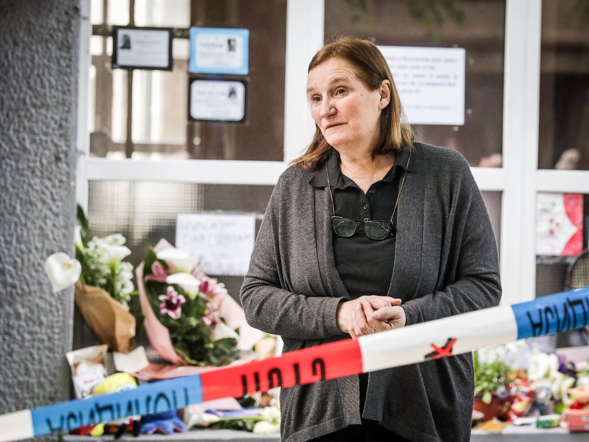 Upisivanje u knjigu žalosti, škola Vladislav Ribnikar (15).jpeg