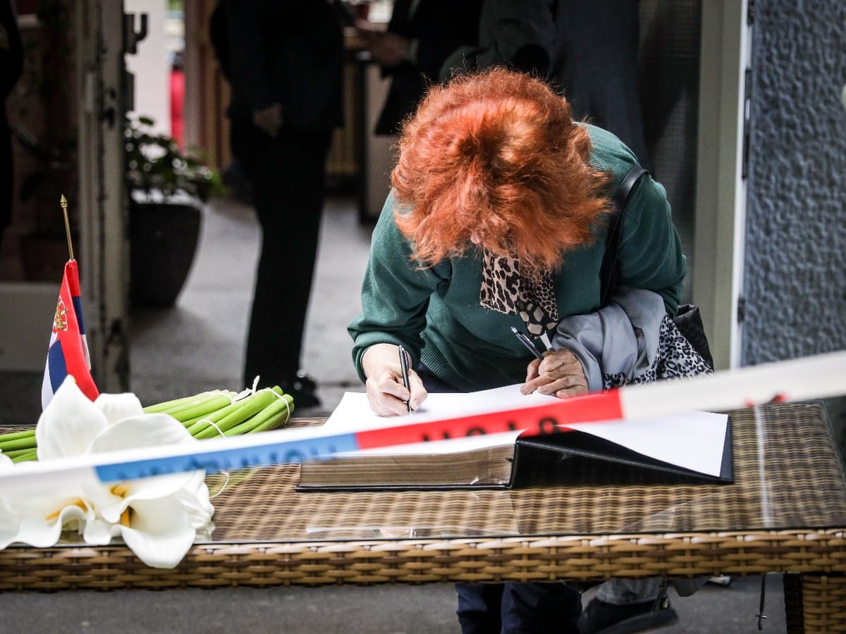 Upisivanje u knjigu žalosti, škola Vladislav Ribnikar (16).jpeg