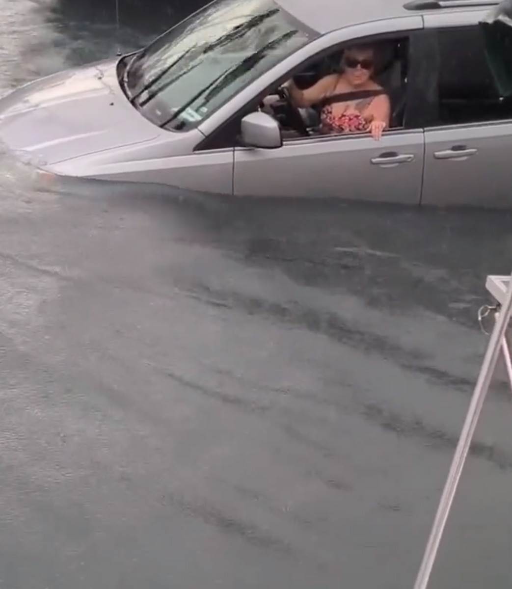 Sletela autom u vodu (3).jpg