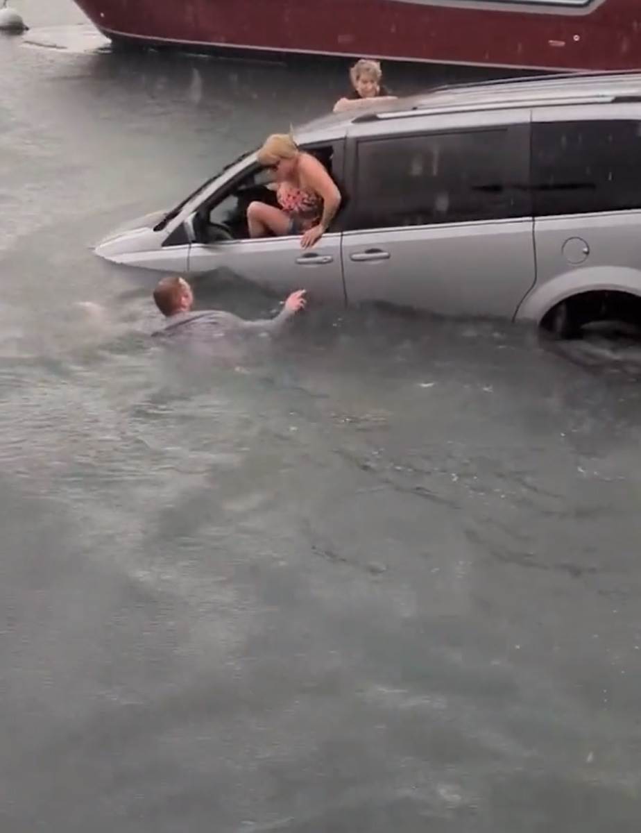 Sletela autom u vodu (4).jpg