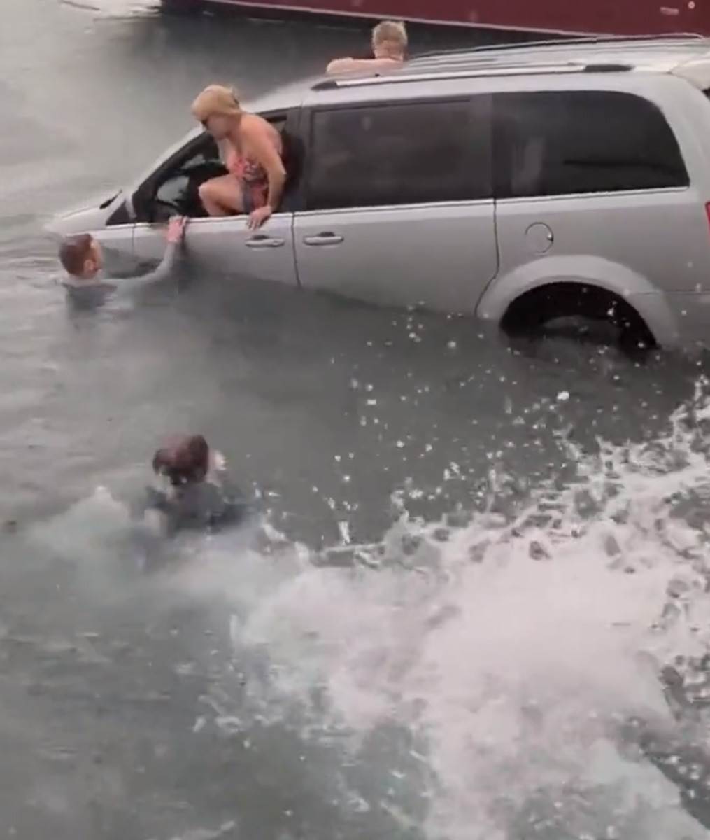 Sletela autom u vodu (5).jpg