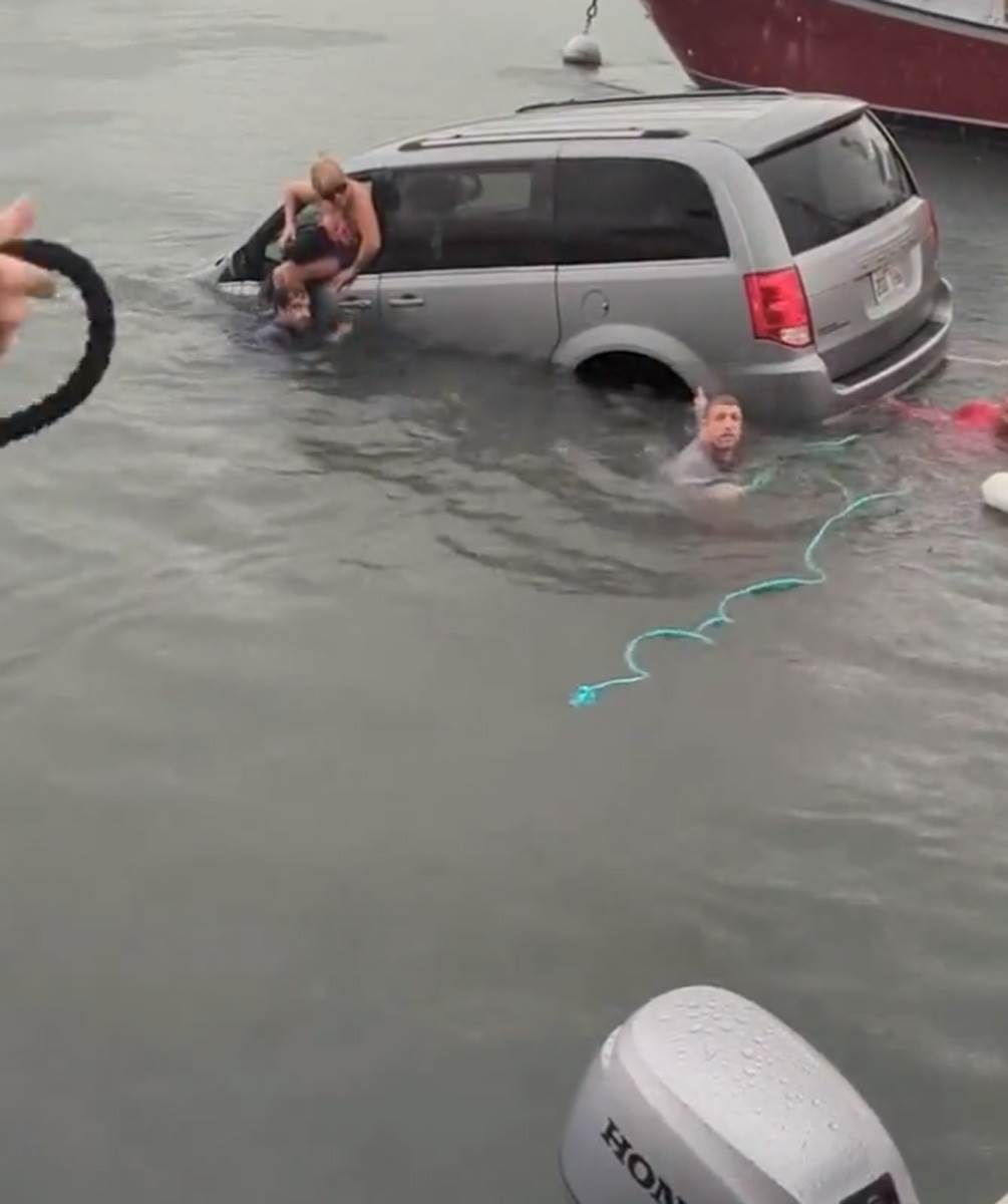 Sletela autom u vodu (6).jpg