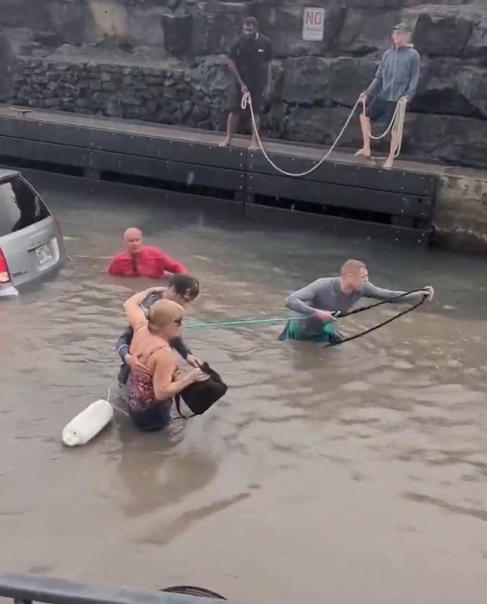 Sletela autom u vodu (9).jpg