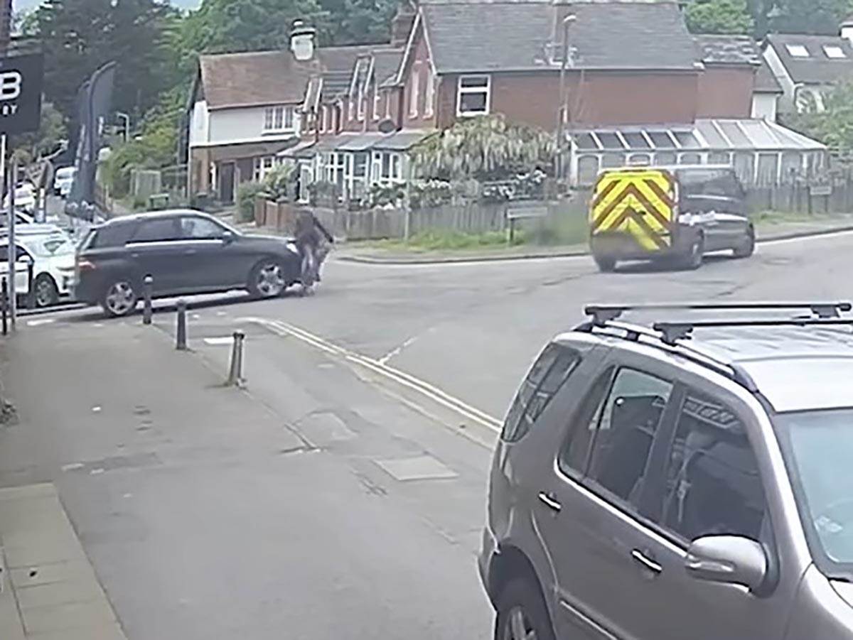 Šokantan trenutak pijani vozač udario je penzionerku sa bicikla i pregazio je (4).jpg