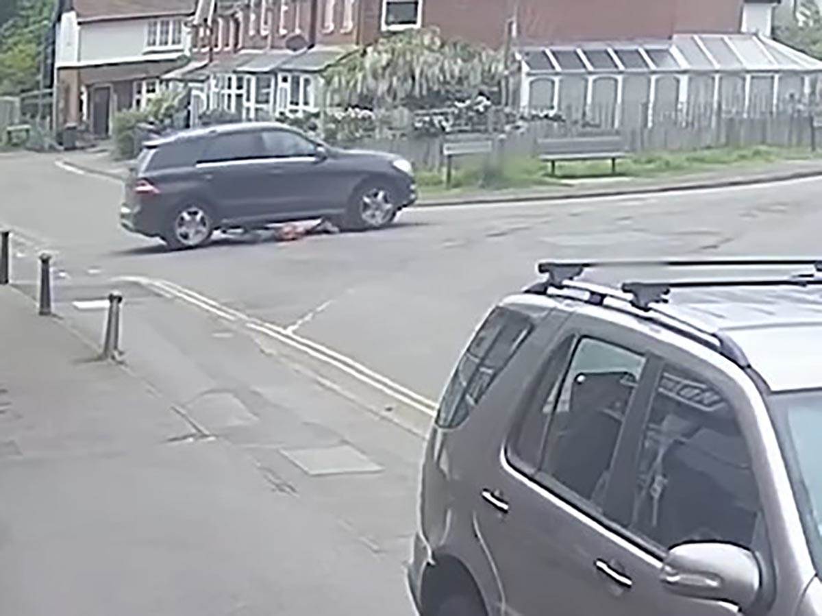 Šokantan trenutak pijani vozač udario je penzionerku sa bicikla i pregazio je (5).jpg