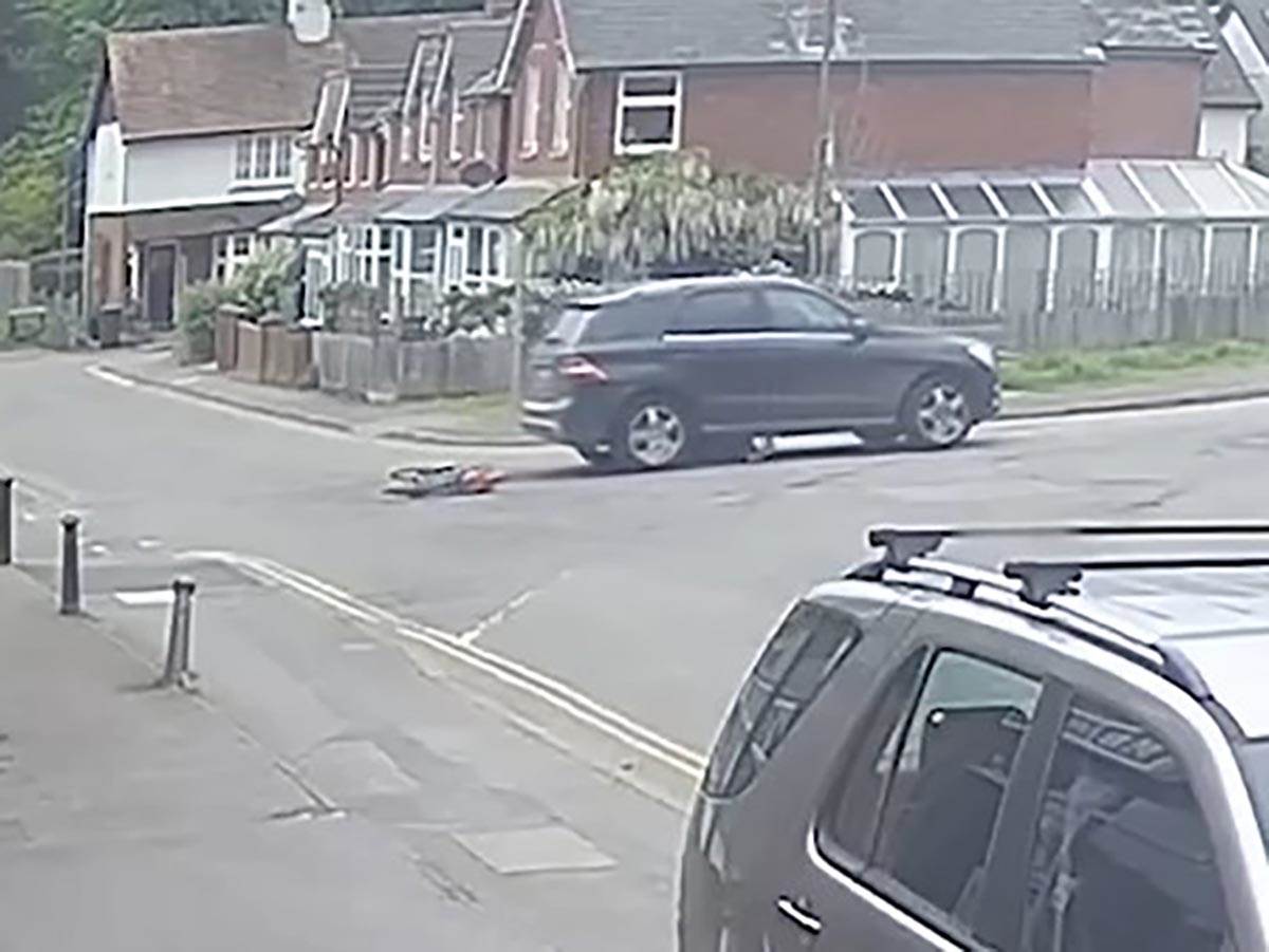 Šokantan trenutak pijani vozač udario je penzionerku sa bicikla i pregazio je (6).jpg