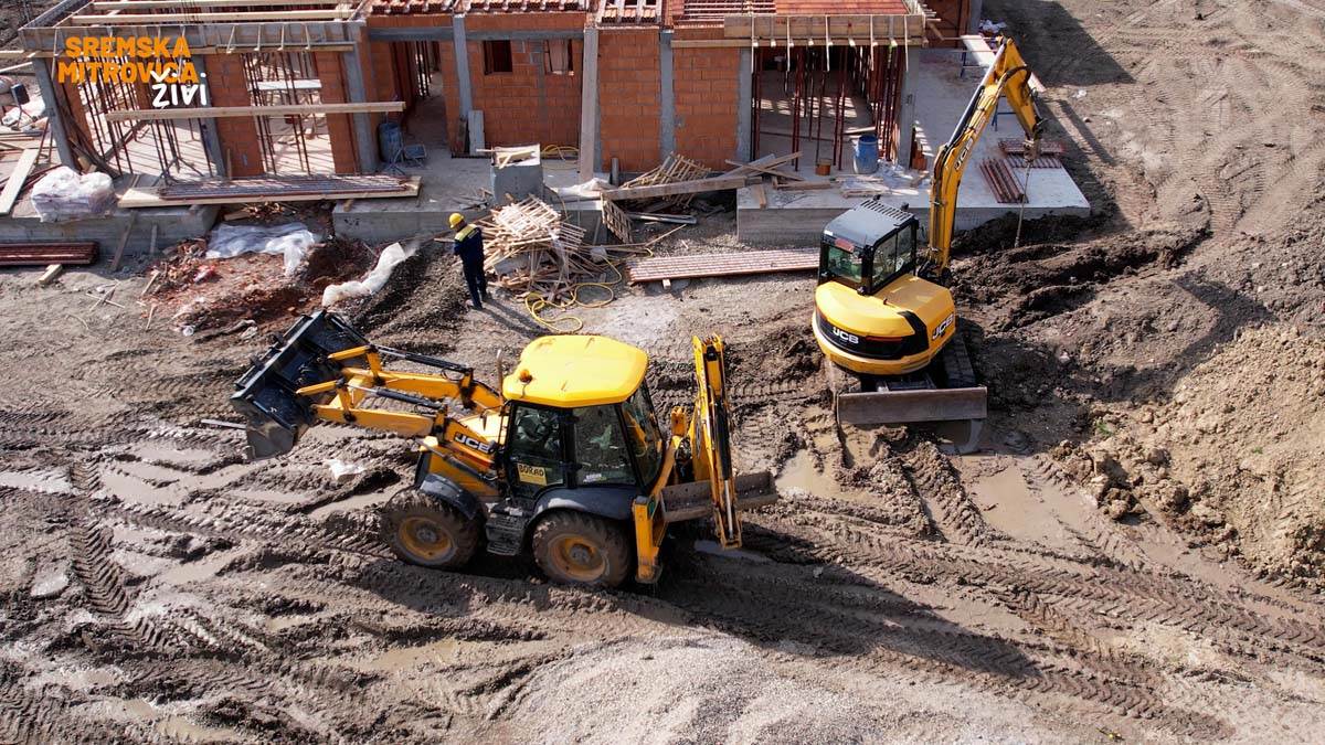 _- 16x9.00_00_35_05.Still032.jpg