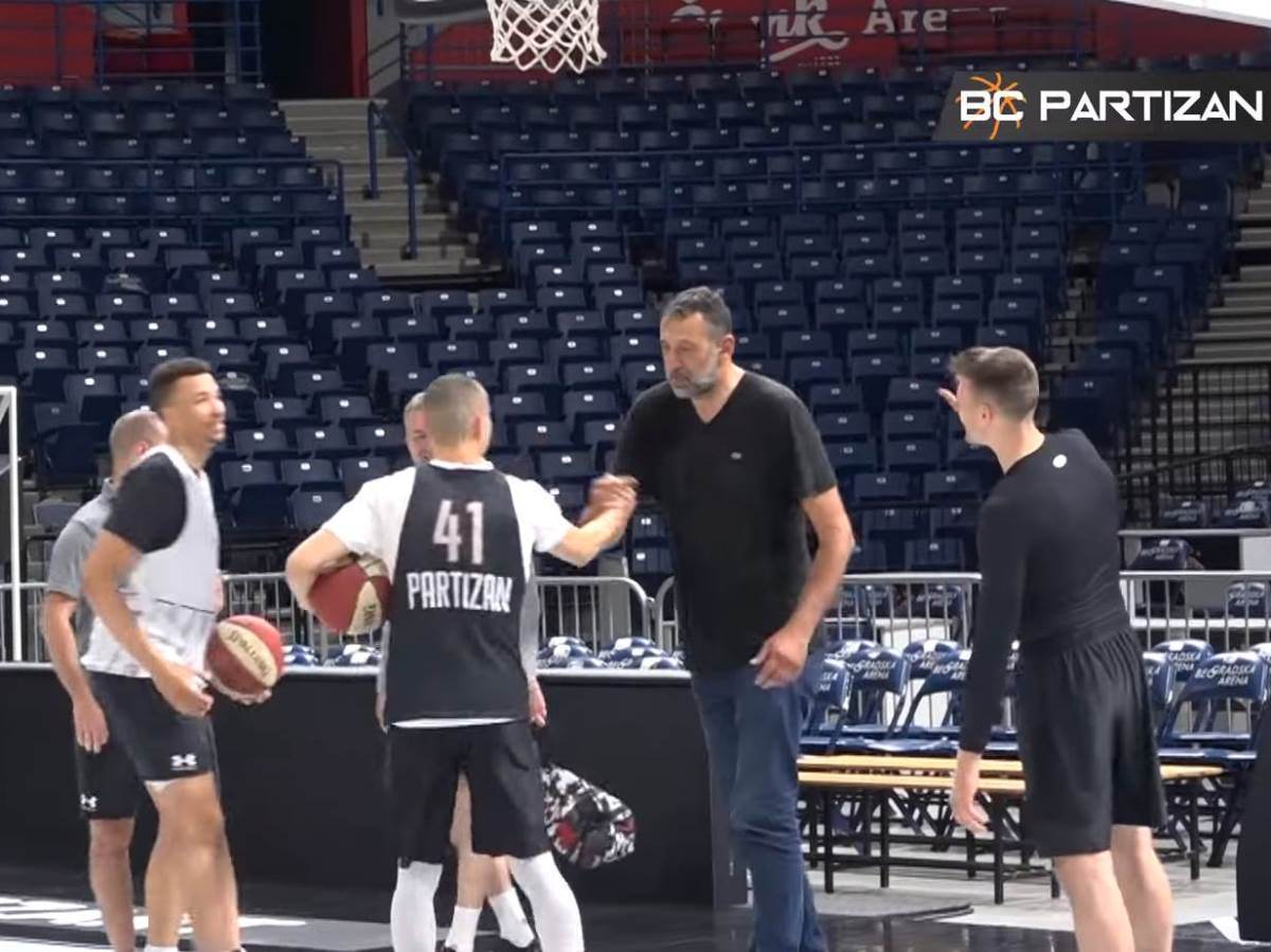 Vlade Divac posetio trening Partizana