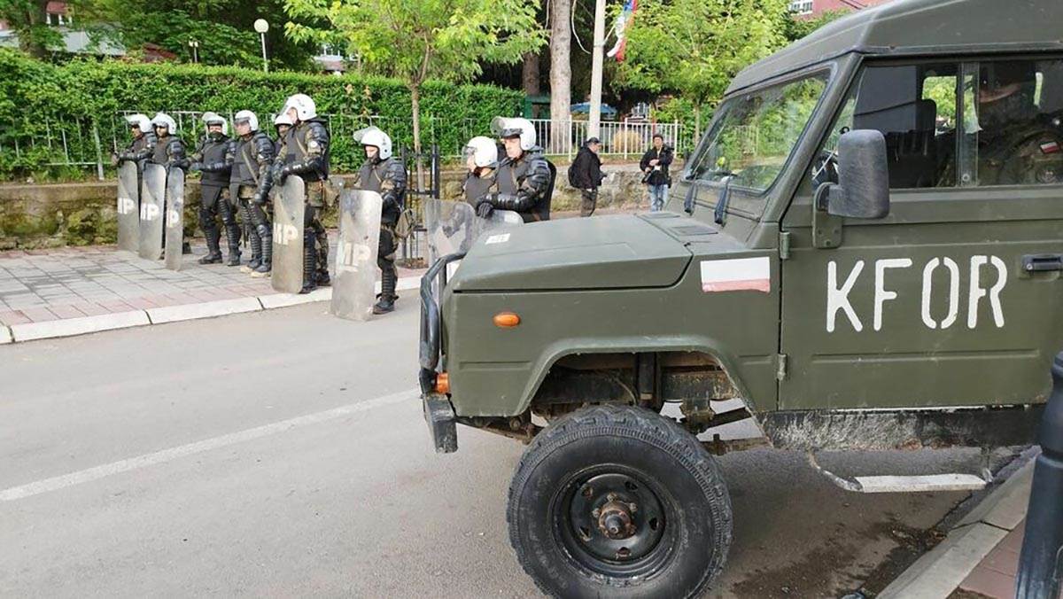 Okupljeni Srbi u Zvečanu zahtevaju da se specijalna policija povuče. Uzvikuju idite, idite i ovo je Srbija (22).jpg